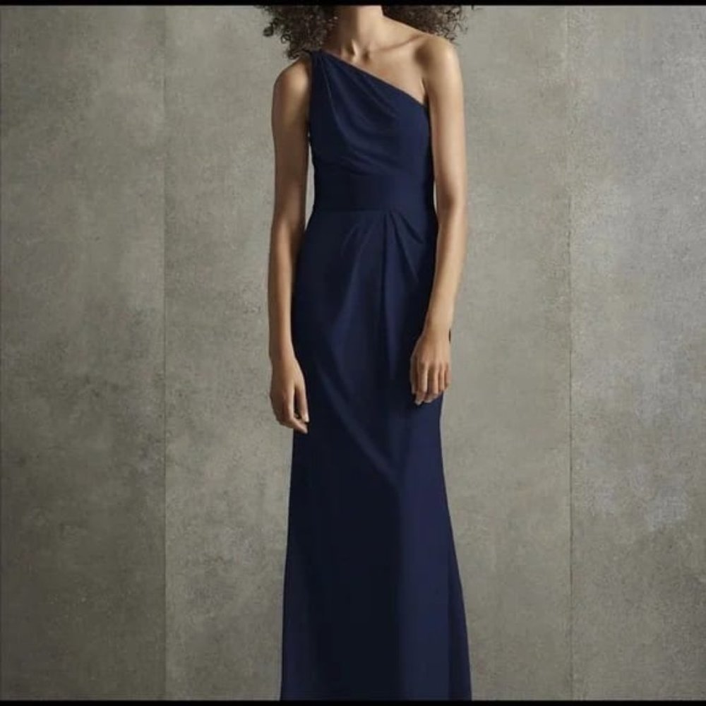 FORMAL Vera Wang White  One Shoulder Crepe Gown with Satin Cumberband (NWT)